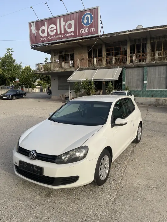 Louer une Volkswagen Golf 6 de l'année 2011 à Fier