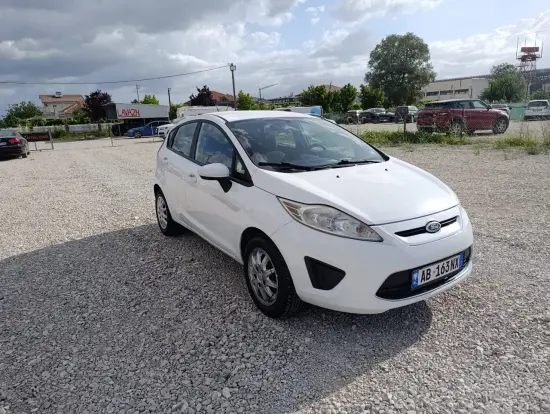 Louer une Ford Fiesta de l'année 2012 à Tirana