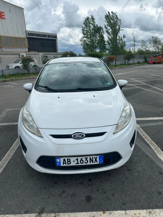 Merrni me qira një Ford Fiesta të vitit 2012 në Tirana