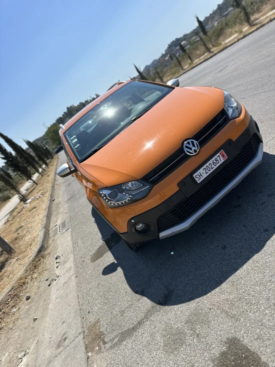 Merrni me qira një Volkswagen Polo të vitit 2012 në Tirana