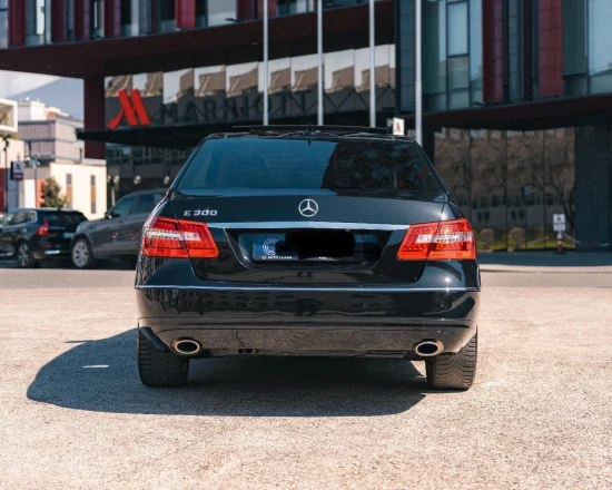 Merrni me qira një Mercedes-Benz E 300 të vitit 2012 në Tirana