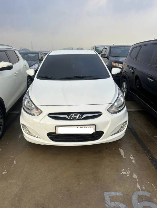 Louer une Hyundai Accent de l'année 2014 à Durrës