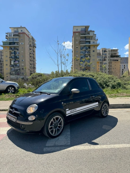 Noleggia una Fiat 500 dell'anno 2010 a Tirana