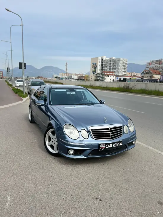 Louer une Mercedes-Benz E 270 de l'année 2005 à Tirana