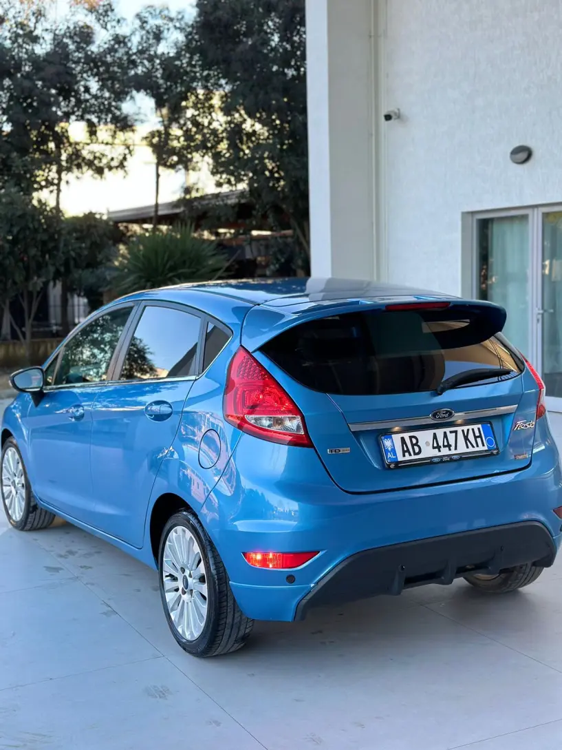 Merrni me qira një makinë në Tirana