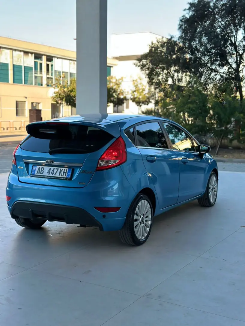 Merrni me qira një makinë në Tirana