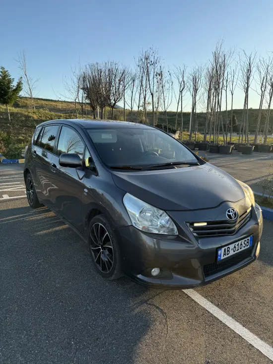 Alquila un 2010 Toyota Verso en Durrës