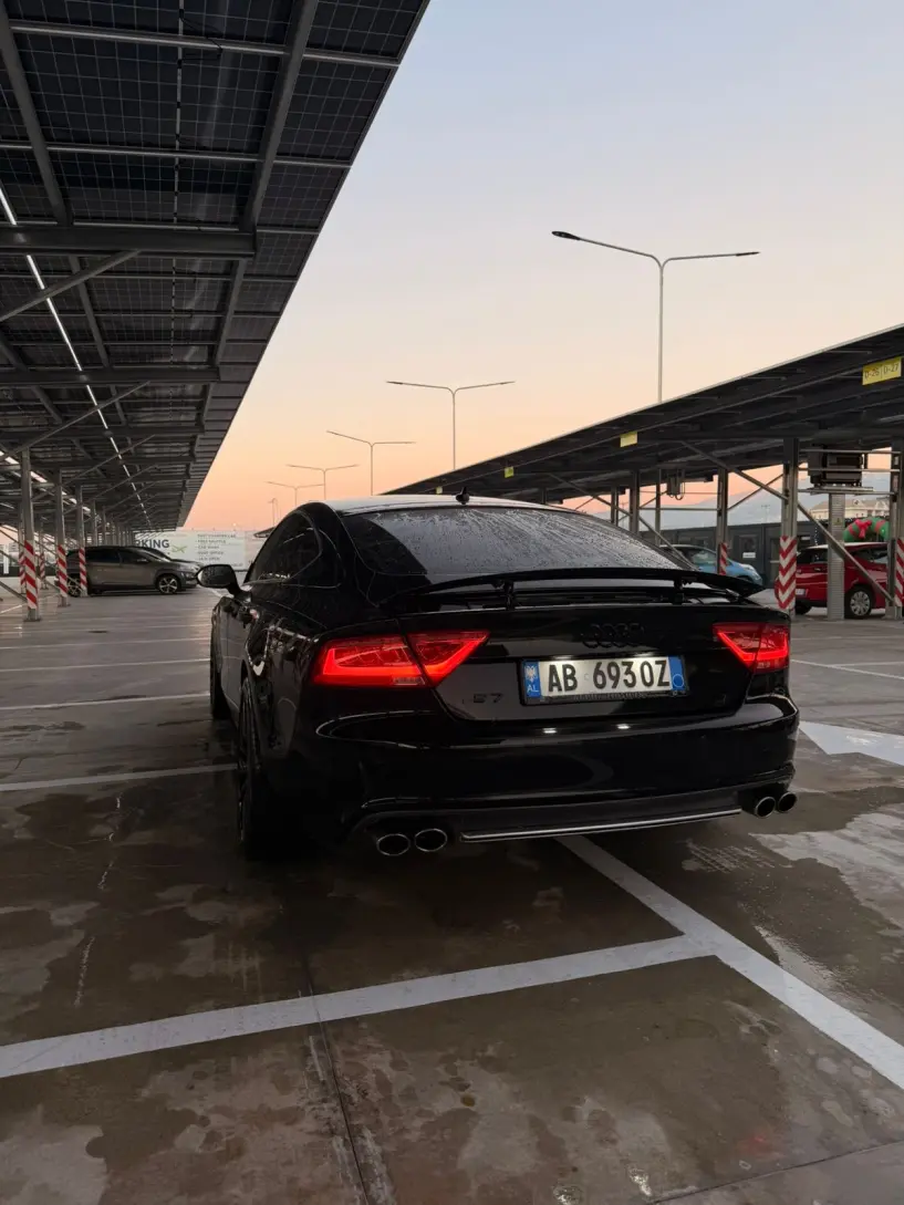 Noleggia un'auto a Tirana