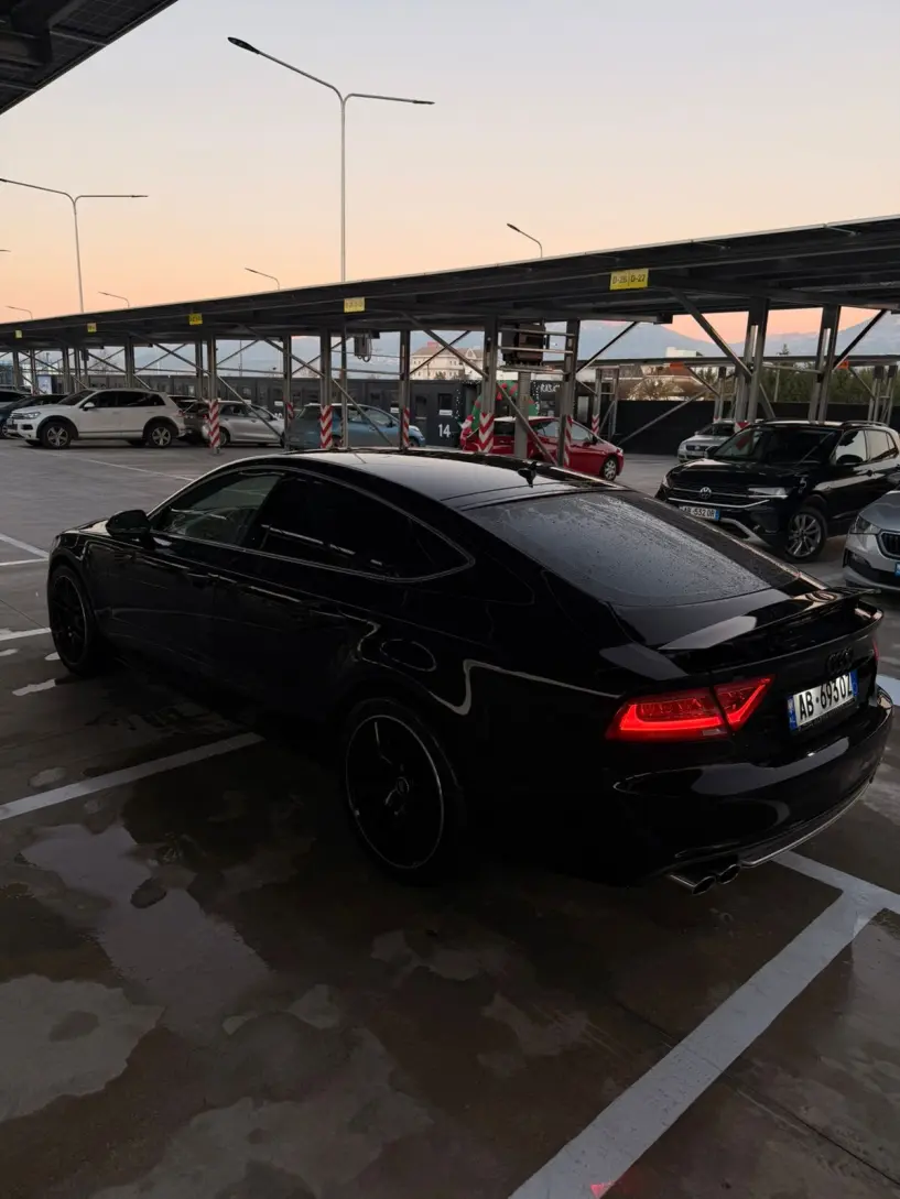 Noleggia un'auto a Tirana