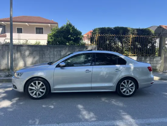 Wynajmij Volkswagen Jetta z 2015 roku w Tirana