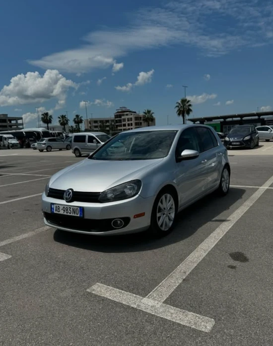 Louer une Volkswagen Golf 6 de l'année 2011 à Tirana