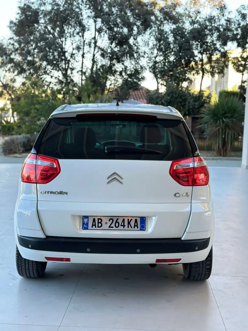 Merrni me qira një makinë në Tirana