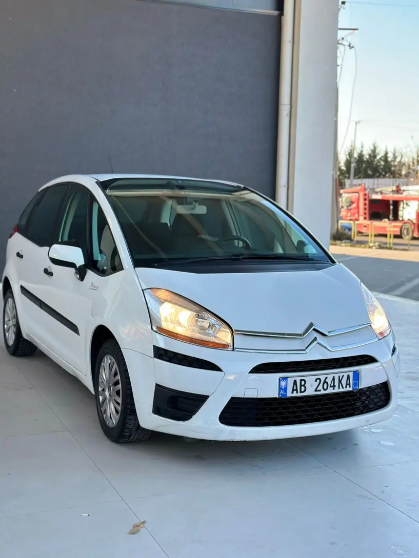 Merrni me qira një makinë në Tirana