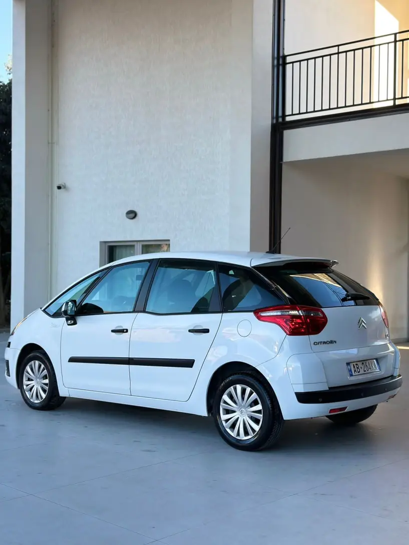 Merrni me qira një makinë në Tirana