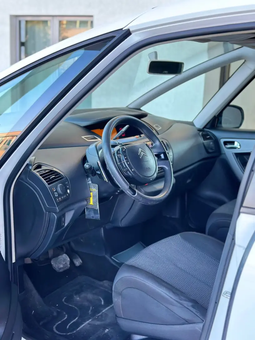 Merrni me qira një makinë në Tirana