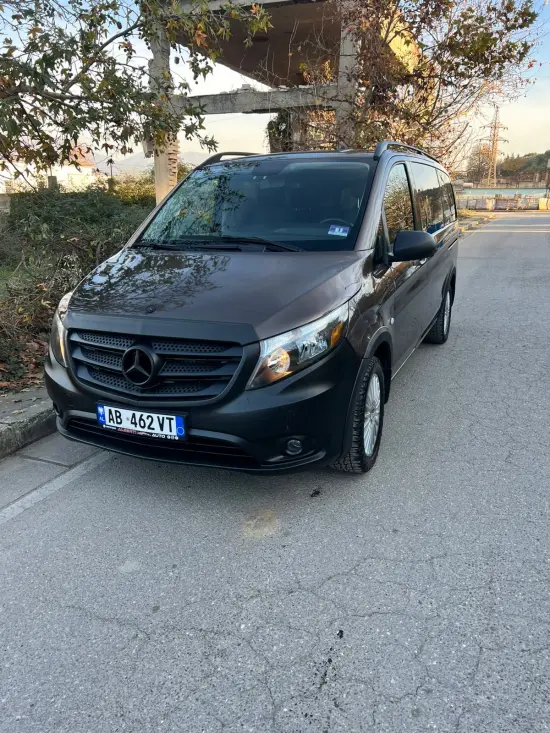 Alquila un 2016 Mercedes-Benz 220 en Tirana