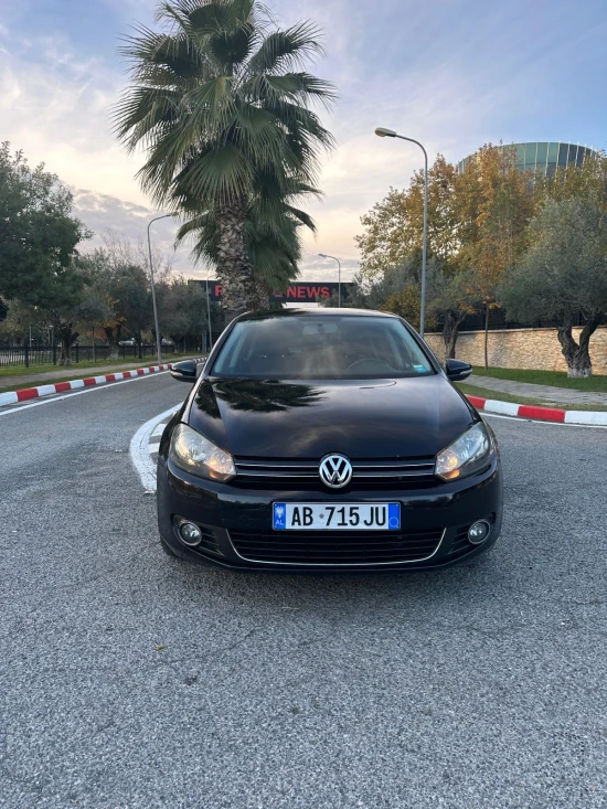 Merrni me qira një Volkswagen Golf të vitit 2010 në Tirana