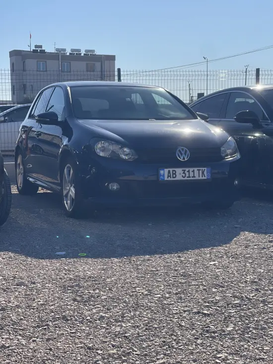Alquila un 2012 Volkswagen Golf 6 en Tirana