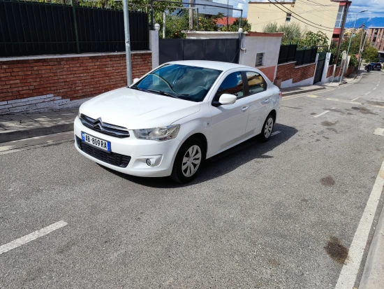 Noleggia una Citroën C-Elysée dell'anno 2014 a Tirana