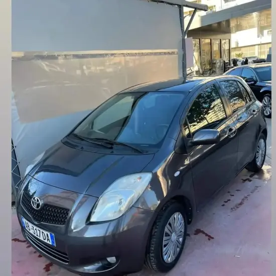 Louer une Toyota Yaris de l'année 2007 à Vlorë