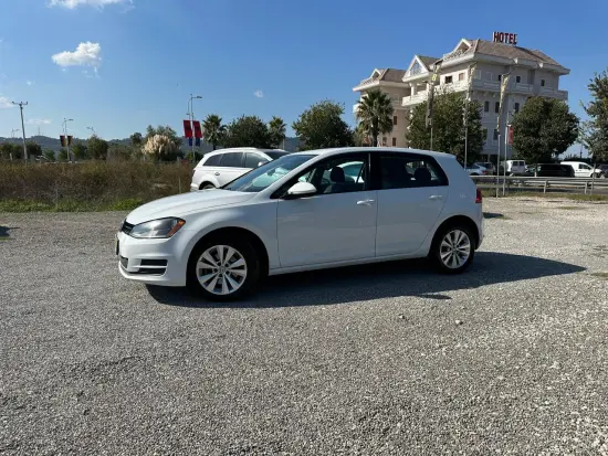 Noleggia una Volkswagen Golf 7 dell'anno 2015 a Tirana