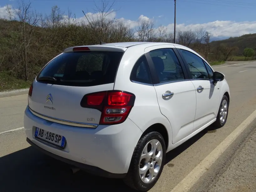 Rent a car in Sarandë