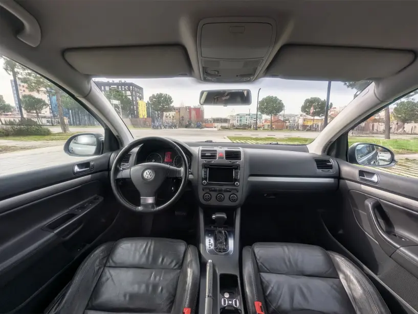 Noleggia un'auto a Tirana