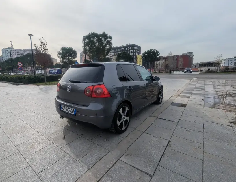 Noleggia un'auto a Tirana