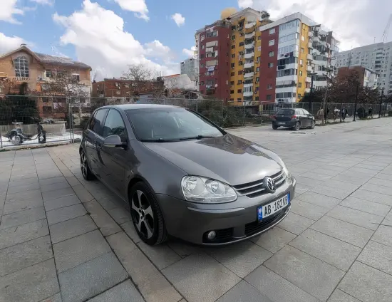 Alquila un 2008 Volkswagen Golf 5 en Tirana