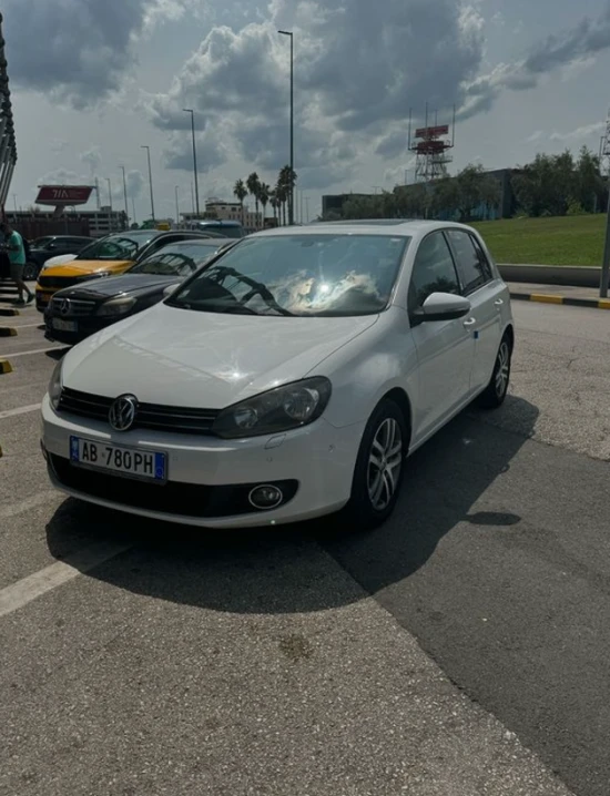 Louer une Volkswagen Golf 6 de l'année 2011 à Tirana