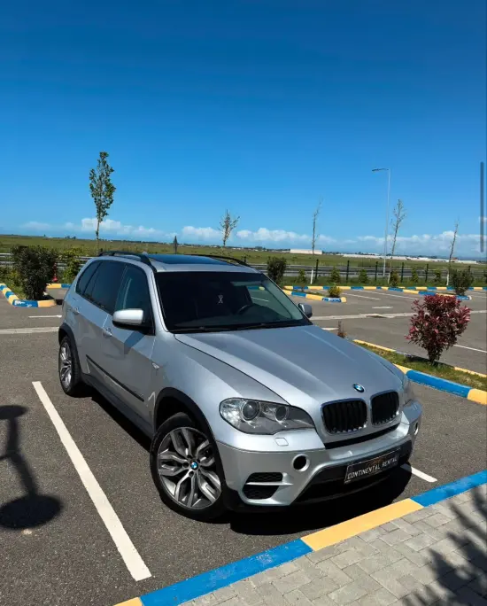 Merrni me qira një BMW X5 të vitit 2012 në Durrës