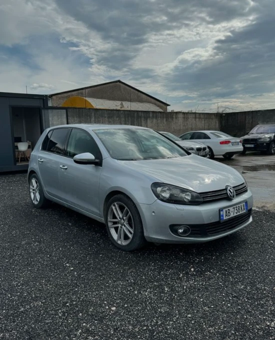 Louer une Volkswagen Golf 6 de l'année 2012 à Tirana