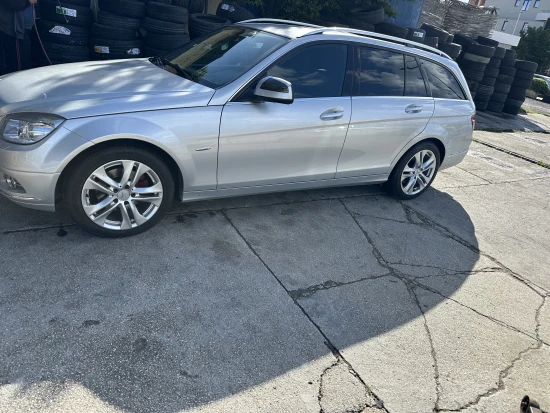 Louer une Mercedes-Benz C 220 de l'année 2009 à Durrës