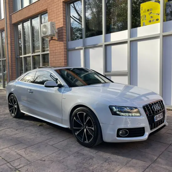 Louer une Audi A5 de l'année 2012 à Tirana