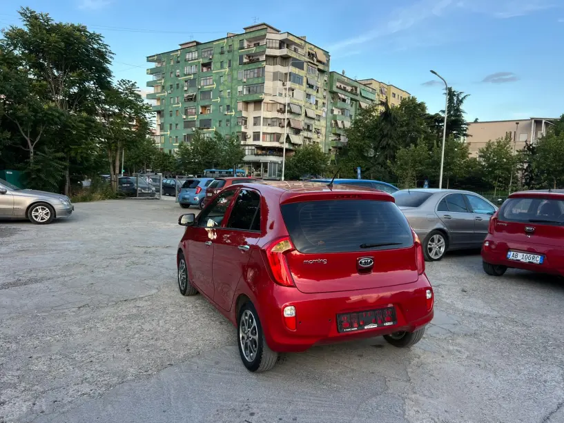 Noleggia un'auto a Tirana