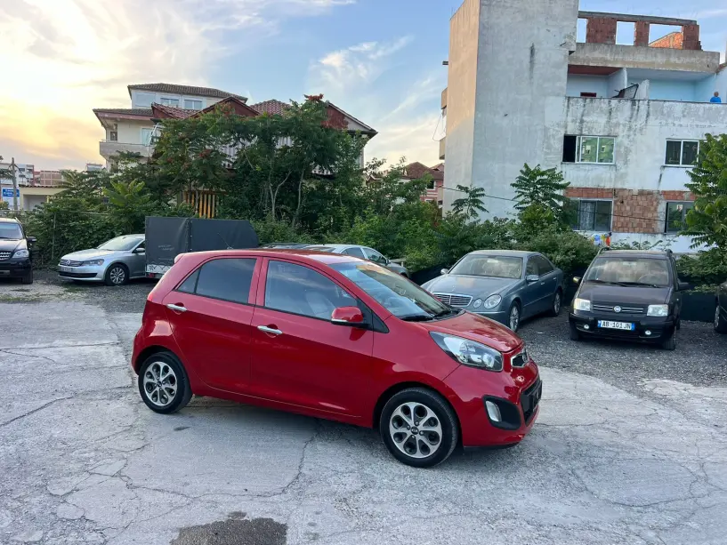 Noleggia un'auto a Tirana