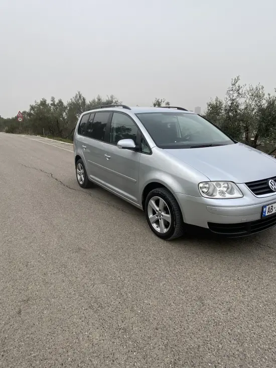 Alquila un 2008 Volkswagen Touran en Tirana