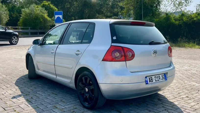 Noleggia un'auto a Tirana