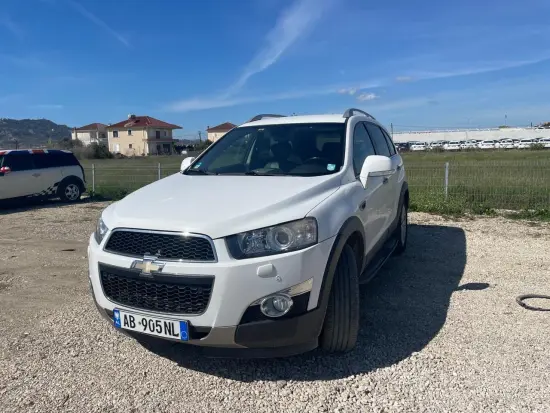 Noleggia una Chevrolet Captiva dell'anno 2014 a Tirana