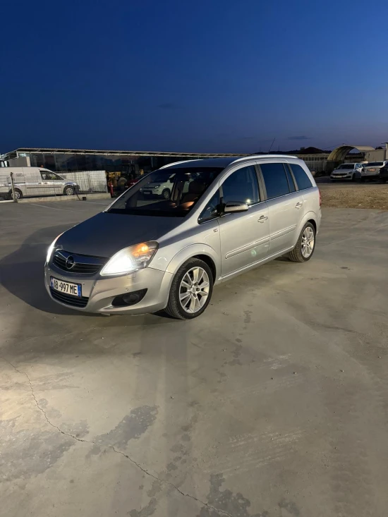 Louer une Opel Zafira de l'année 2010 à Tirana