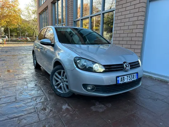 Wynajmij Volkswagen Golf 6 z 2012 roku w Tirana