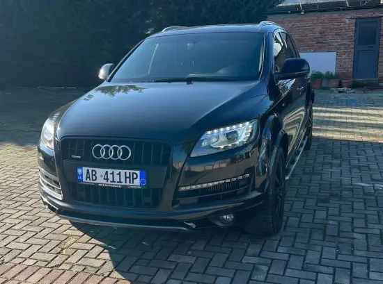Louer une Audi Q7 de l'année 2015 à Tirana
