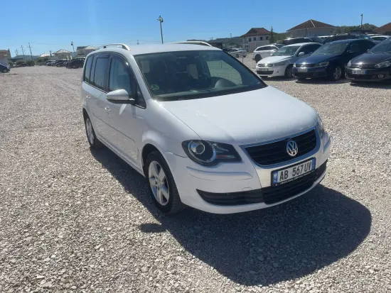 2010 Volkswagen Touran in Tirana mieten