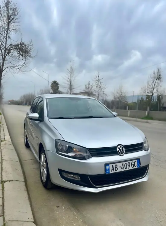 Louer une Volkswagen Polo de l'année 2011 à Tirana