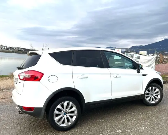 Noleggia una Ford Kuga dell'anno 2010 a Tirana