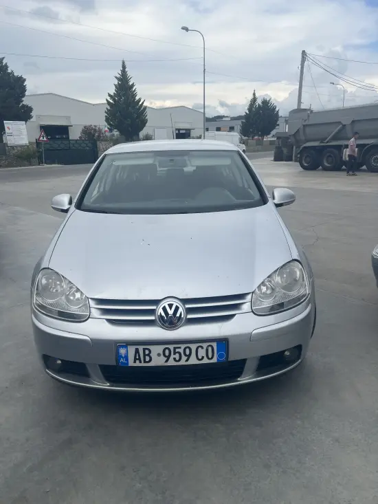 Alquila un 2007 Volkswagen Golf 5 en Tirana