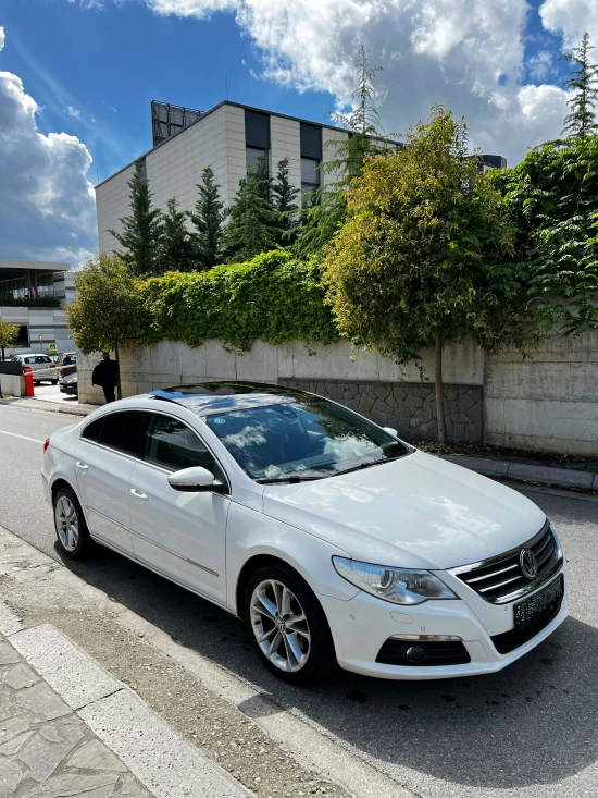 Louer une Volkswagen CC de l'année 2012 à Tirana