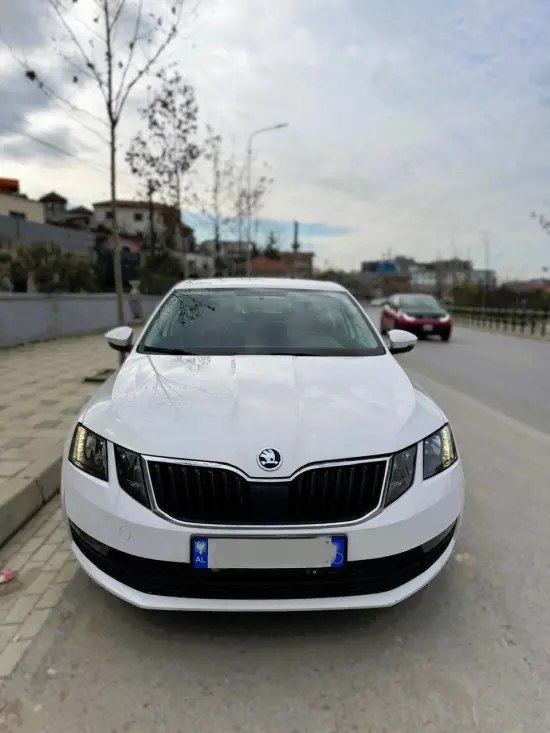 Merrni me qira një Skoda Octavia të vitit 2018 në Tirana