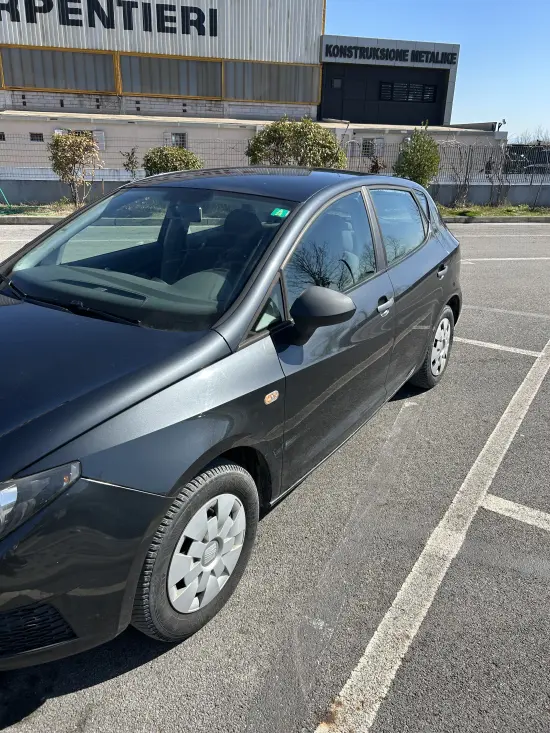 Louer une Seat Ibiza de l'année 2013 à Tirana