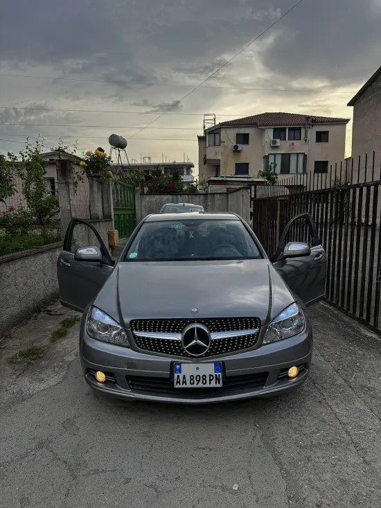 Merrni me qira një Mercedes-Benz C 200 të vitit 2009 në Tirana